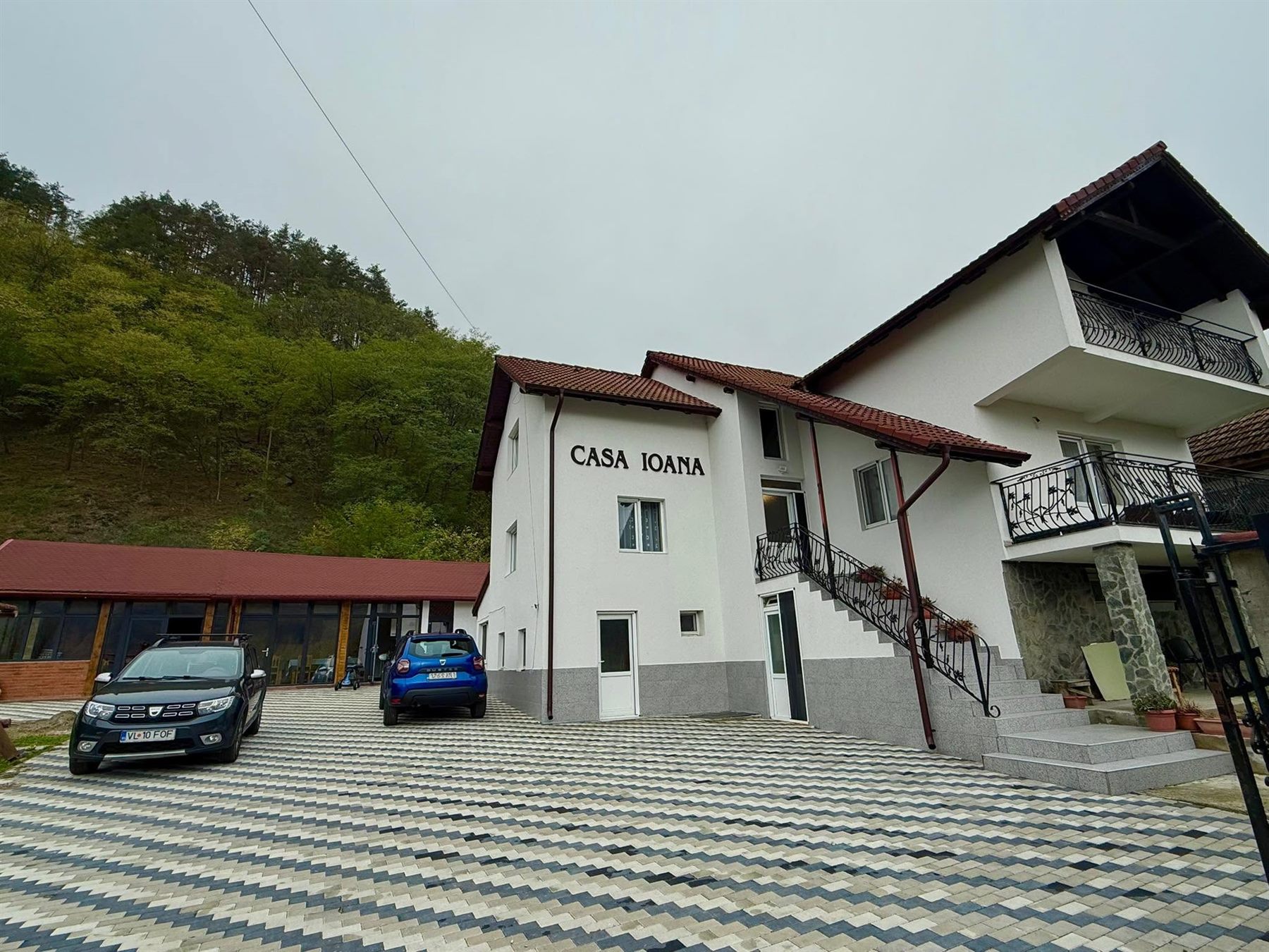 Casa Ioana și platforma de parcare pavată din fața casei